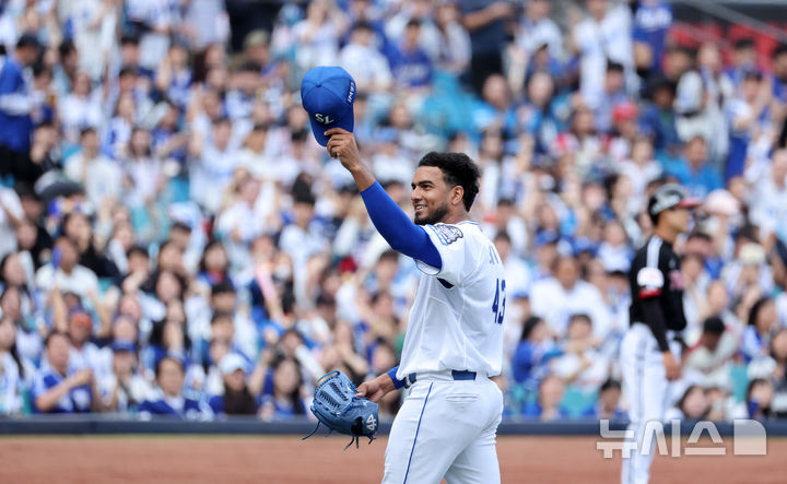 [대구=뉴시스] 이무열 기자 = 13일 오후 대구 수성구 삼성라이온즈파크에서 열린 2024 KBO 포스트시즌 플레이오프 1차전 LG 트윈스와 삼성 라이온즈의 경기, 7회초 삼성 선발투수 레예스가 마운드를 내려오고 있다. 2024.10.13. lmy@newsis.com