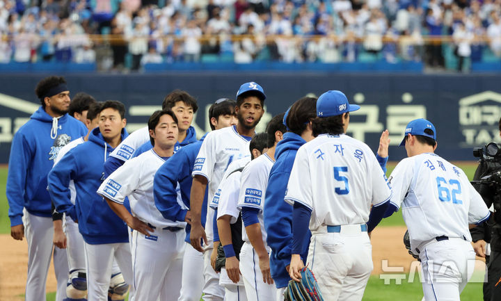 [대구=뉴시스] 이무열 기자 = 13일 오후 대구 수성구 삼성라이온즈파크에서 열린 2024 KBO 포스트시즌 플레이오프 1차전 LG 트윈스와 삼성 라이온즈의 경기, 10-4로 승리한 삼성 선수들이 기뻐하고 있다. 2024.10.13. lmy@newsis.com