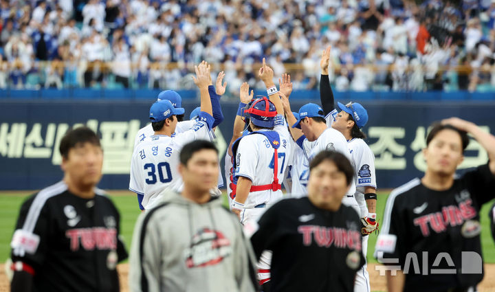 [대구=뉴시스] 이무열 기자 = 13일 오후 대구 수성구 삼성라이온즈파크에서 열린 2024 KBO 포스트시즌 플레이오프 1차전 LG 트윈스와 삼성 라이온즈의 경기, 10-4로 승리한 삼성 선수들이 기뻐하고 있다. 2024.10.13. lmy@newsis.com