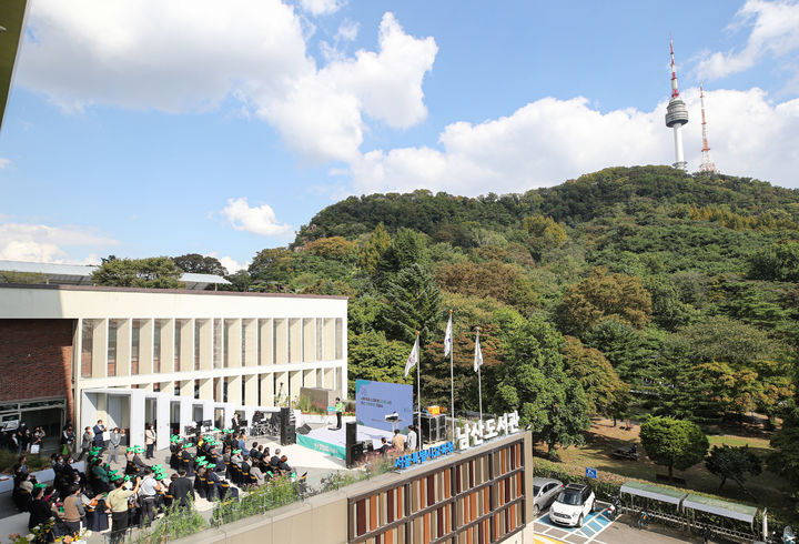 [서울=뉴시스] 권창회 기자 = 2022년 남산도서관 개관 100주년 기념식 모습.뉴시스DB.2024.10.14. kch0523@newsis.com *재판매 및 DB 금지