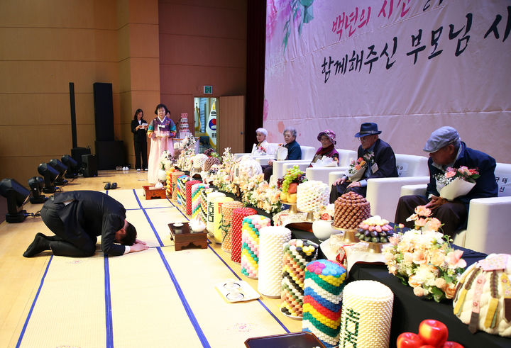 [서울=뉴시스]오언석 도봉구청장이 100세 이상 도봉구 지역 어르신들께 무병장수를 기원하는 절을 올리고 있다. 2024.10.14. (사진=도봉구 제공) *재판매 및 DB 금지