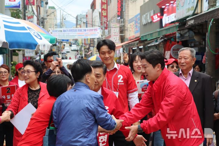 [서울=뉴시스] 진종오 국민의힘 의원이 14일 부산 금정구에서 윤일현 금정구청장 후보 지원 유세를 하고 있다. (사진 = 진 의원실 제공) photo@newsis.com