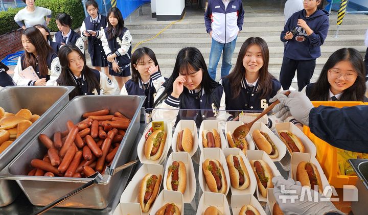 [안동=뉴시스] 김진호 기자 = 한국장학재단의 '장대한 도전' 응원 캠페인에 선정된 경북 안동시 경안여자고등학교에서 14일 재학생들에게 뉴욕핫도그와 커피 등 간식을 전달하고 있다. 2024.10.14 kjh9326@newsis.com