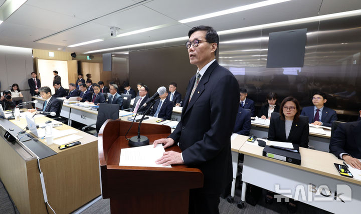 [서울=뉴시스] 김선웅 기자 = 이창용 한국은행 총재가 14일 서울 중구 한국은행 본부에서 열린 국회 기획재정위원회의 한국은행에 대한 국정감사에 출석해 업무보고를 하고 있다. 2024.10.14. mangusta@newsis.com