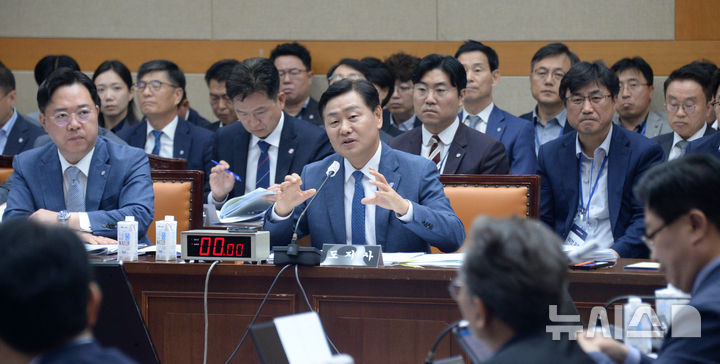 [전주=뉴시스] 김얼 기자 = 김관영 전북특별자치도지사가 14일 전북 전주시 전북특별자치도청 대회의실에서 열린 '2024년 국회 국토교통위 국정감사'에 참석해 발언하고 있다. 2024.10.14. pmkeul@newsis.com