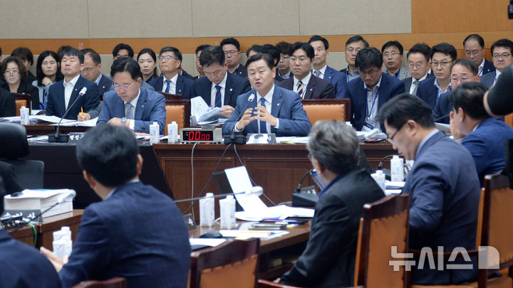 [전주=뉴시스] 김얼 기자 = 김관영 전북특별자치도지사가 14일 전북 전주시 전북특별자치도청 대회의실에서 열린 '2024년 국회 국토교통위 국정감사'에 참석해 발언하고 있다. 2024.10.14. pmkeul@newsis.com