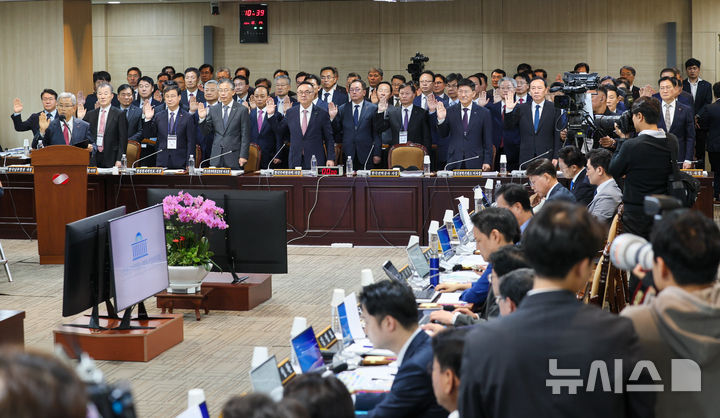 [나주=뉴시스] 이영주 기자 = 14일 오전 전남 나주시 한국전력공사 본사에서 열린 산업통산자원중소벤처기업위원회 국정감사 도중 김동철 한국전력공사 사장 등 에너지 공기업 사장단이 선서하고 있다. 2024.10.14 .leeyj2578@newsis.com