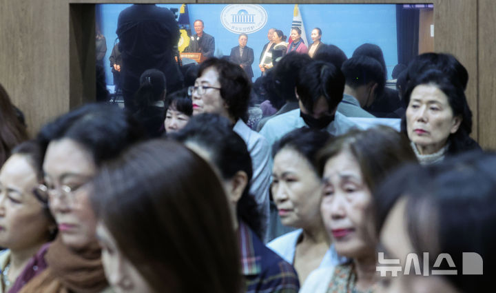 [서울=뉴시스] 권창회 기자 = 14일 오후 서울 여의도 국회 소통관에서 열린 양문석 더불어민주당 의원의 '기생' 발언 관련 규탄 기자회견에서 수많은 국악인들이 침울한 표정으로 기자회견을 지켜보고 있다. 2024.10.14. kch0523@newsis.com