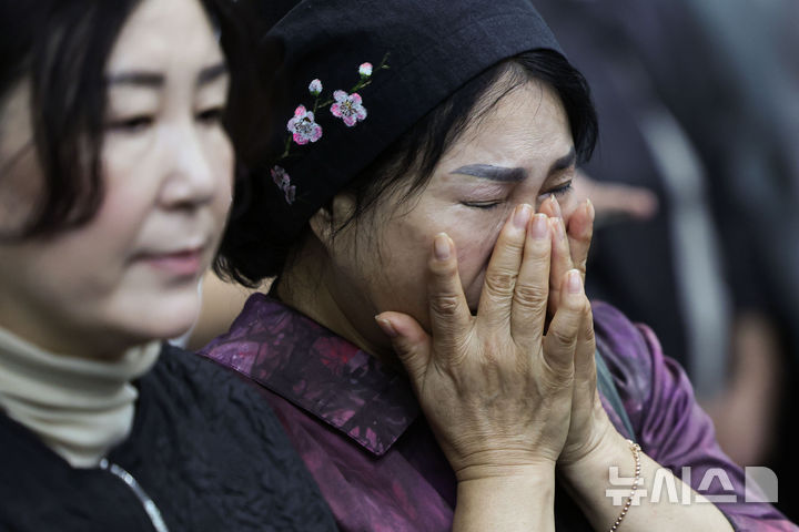 [서울=뉴시스] 권창회 기자 = 14일 오후 서울 여의도 국회 소통관에서 열린 양문석 더불어민주당 의원의 '기생' 발언 관련 규탄 기자회견에서 한 국악인이 눈물을 닦고 있다. 2024.10.14. kch0523@newsis.com