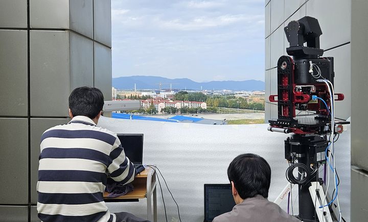 [서울=뉴시스] 한화시스템이 광주과학기술원 고등광기술연구소에서&nbsp;ISL&nbsp;중거리 통신 시험을 수행하고 있는 모습.(사진=한화시스템) 2024.10.15 photo@newsis.com *재판매 및 DB 금지