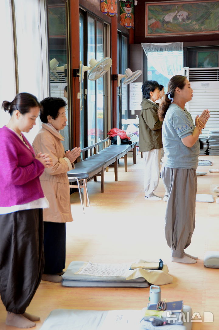 [청주=뉴시스] 연현철 기자 = 15일 충북 청주 용화사 대웅전에서 열린 '학업 성취 기도'에 참여한 수험생 가족들이 불공을 드리고 있다. 2024.10.15. yeon0829@newsis.com