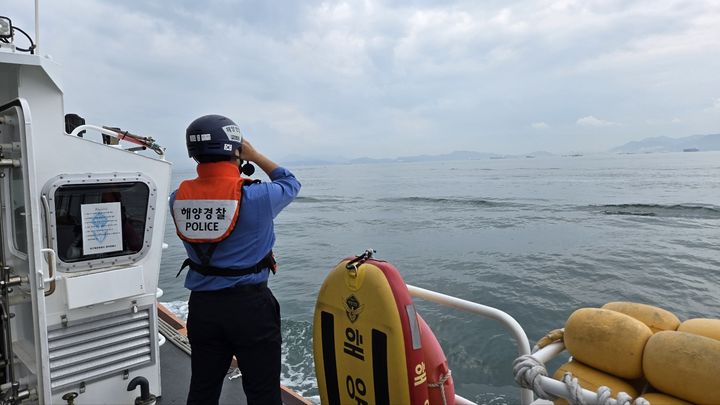 [여수=뉴시스] 여수해양경찰서가 15일 남해군 목도 해상에서 실종된 70대 선장을 수색하고 있다. (사진=여수해경 제공) 2024.10.15. photo@newsis.com *재판매 및 DB 금지