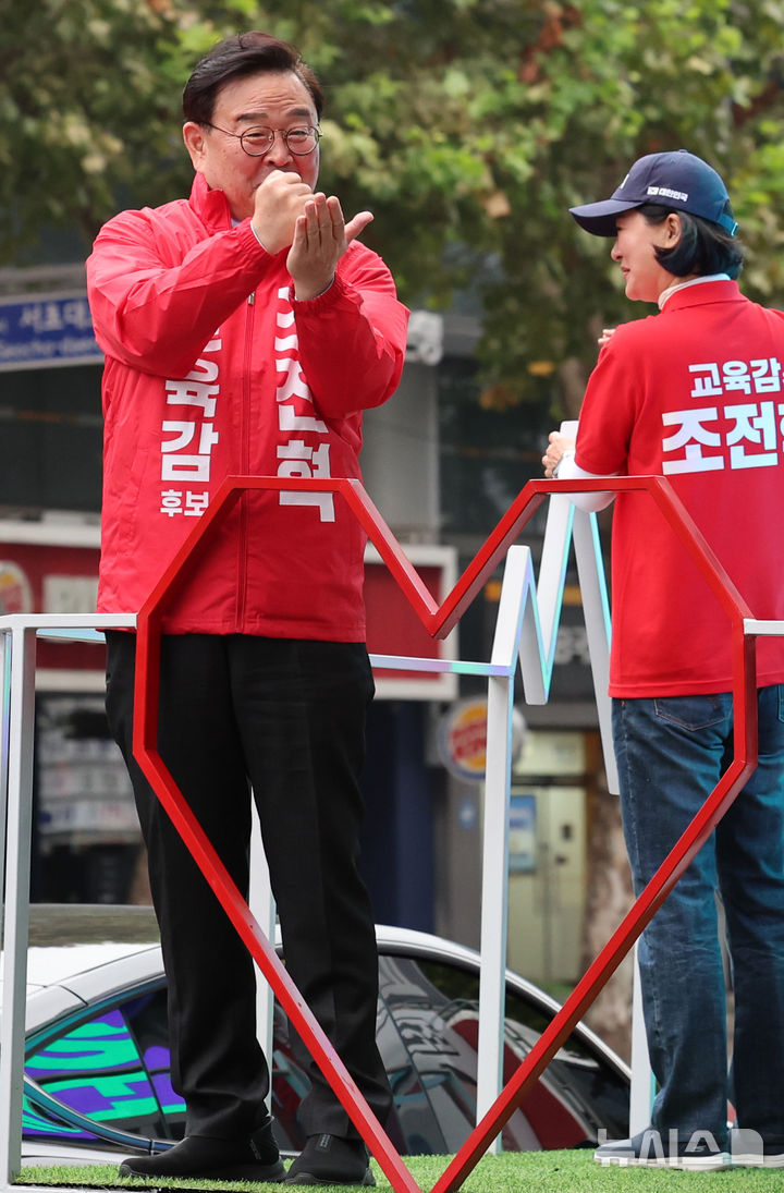 [서울=뉴시스] 이영환 기자 = 조전혁 서울시교육감 후보가 재·보궐선거를 하루 앞둔 15일 오전 서울 서초구 서초역에서 교대역 방향으로 차량을 이용해 이동하며 유세를 하고 있다. 2024.10.15. 20hwan@newsis.com