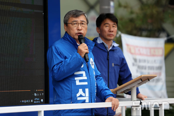 [서울=뉴시스] 김선웅 기자 = 정근식 서울시교육감 진보진영 후보가 2024 하반기 재·보궐선거를 하루 앞둔 15일 서울 관악구 서울대입구역 인근에서 지지를 호소하고 있다. 2024.10.15. mangusta@newsis.com