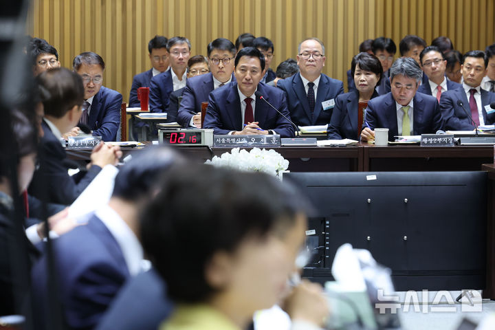 [서울=뉴시스] 권창회 기자 = 오세훈 서울시장이 15일 오전 서울 중구 서울시청에서 열린 행정안전위원회 서울시청 국정감사에서 의원들의 질의에 답하고 있다. 2024.10.15. kch0523@newsis.com