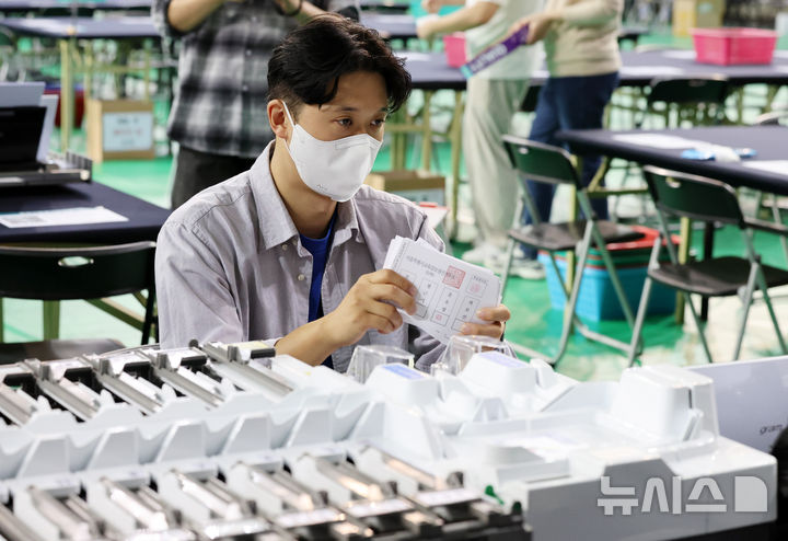 [서울=뉴시스] 이영환 기자 = 서울시교육감 보궐선거를 하루 앞둔 15일 오후 서울 송파구 올림픽핸드볼경기장에 마련된 송파구선관위 개표소에서 선관위 관계자들이 투표지분류기 모의시험을 하고 있다. 2024.10.15. 20hwan@newsis.com