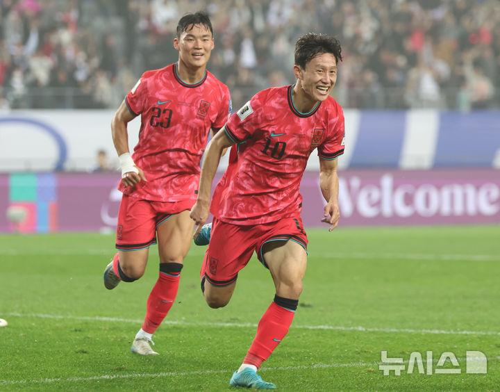 [용인=뉴시스] 황준선 기자 = 15일 경기도 용인미르스타디움에서 열린 2026 북중미 월드컵 아시아 지역 3차 예선 B조 4차전 대한민국과 이라크의 경기, 후반 한국 이재성이 팀의 세 번째 골을 넣은 뒤 기뻐하고 있다. 2024.10.15. hwang@newsis.com