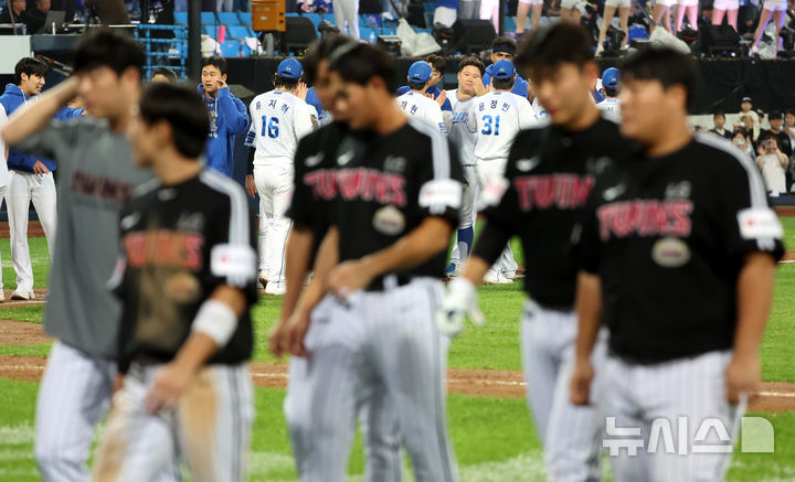 [대구=뉴시스] 이무열 기자 = 15일 오후 대구 수성구 삼성라이온즈파크에서 열린 2024 KBO 포스트시즌 플레이오프 2차전 LG 트윈스와 삼성 라이온즈의 경기, 10-5로 승리한 삼성 선수들이 기뻐하고 있다. 2024.10.15. lmy@newsis.com