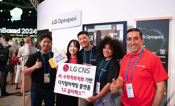 LG CNS가 미국 텍사스주 오스틴에서 열린 unBoxed 2024에 전시부스를 마련하고 LG 옵타펙스를 글로벌 고객들에게 처음 공개하고 있는 모습. (사진 제공=LG CNS) *재판매 및 DB 금지