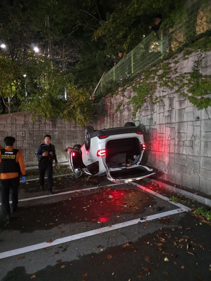 [울산=뉴시스] 전날 오후 10시 32분쯤 울산 중구 종가로에서 성안동 방향으로 A씨가 몰던 SUV가 약 4m 아래 울산경찰청 주차장으로 추락했다. (울산경찰청 제공)  *재판매 및 DB 금지