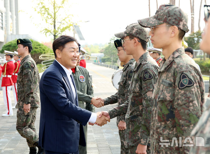 [전주=뉴시스] 김관영 전북지사는 16일 전북특별자치도청 광장에서 35사단, 공군 38전투비행전대 등 관내 군 복무중인 타 지역 출신 모범 장병을 대상으로 격려하고 있다. 2024.10.16 (사진= 전북자치도 제공) *재판매 및 DB 금지