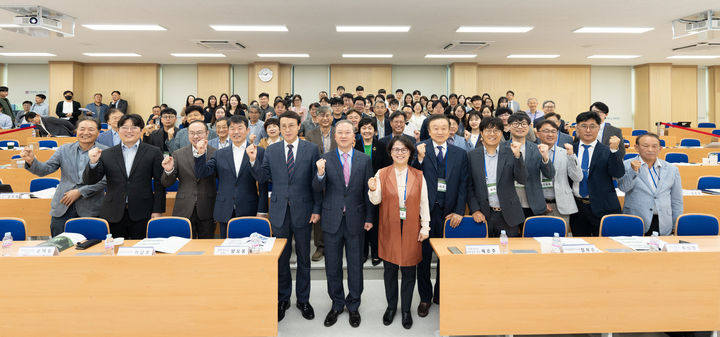 전북대학교 약학대학은 의료용 대마 연구 개발과 산업 발전 전략을 주제로 심포지엄을 개최했다고 16일 밝혔다. *재판매 및 DB 금지