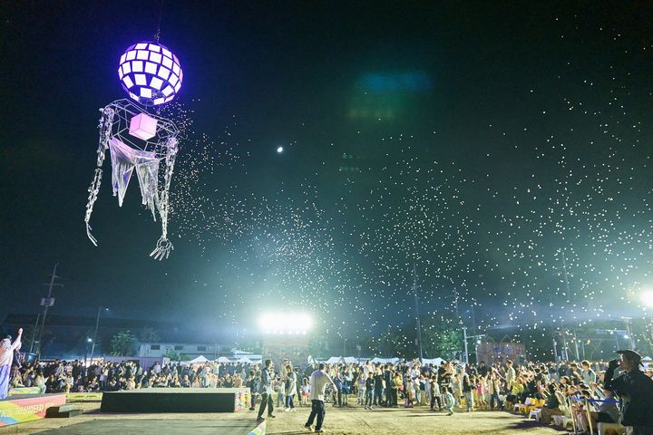 [전주=뉴시스] 지난 11일부터 13일까지 전북 전주시 팔복동 산업단지에서 펼쳐진 전주예술난장에서 공연이 진행되고 있다. (사진=전주문화재단 제공) 2024.10.16. photo@newsis.com *재판매 및 DB 금지