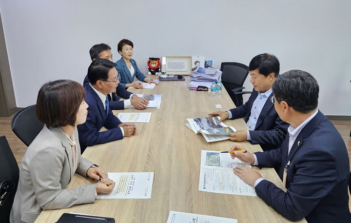 [고창=뉴시스] 16일 고창군의 내년도 정부예산 확보를 위해 국회를 찾은 심덕섭 고창군수(왼족 두번째)가 지역출신 이성윤 국회의원(오른쪽 두번째)을 만나 고창군 현안사업 예산확보에 협조를 구하고 있다. *재판매 및 DB 금지