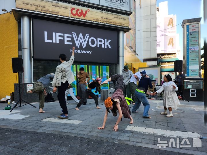 [서울=뉴시스] 몸놀이의 '몸-몸-몸'. (사진=삼일로창고극장 제공) photo@newsis.com *재판매 및 DB 금지