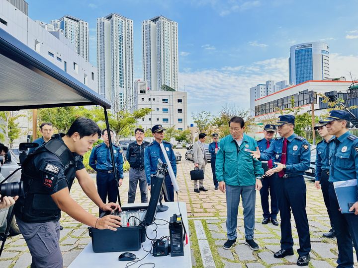 [부산=뉴시스] 16일 부산경찰청은 범죄 노출이 우려되는 빈집 구역을 대상으로 드론을 활용한 수색에 나선다고 밝혔다. (사진=부산경찰청 제공) 2024.10.16. photo@newsis.com *재판매 및 DB 금지