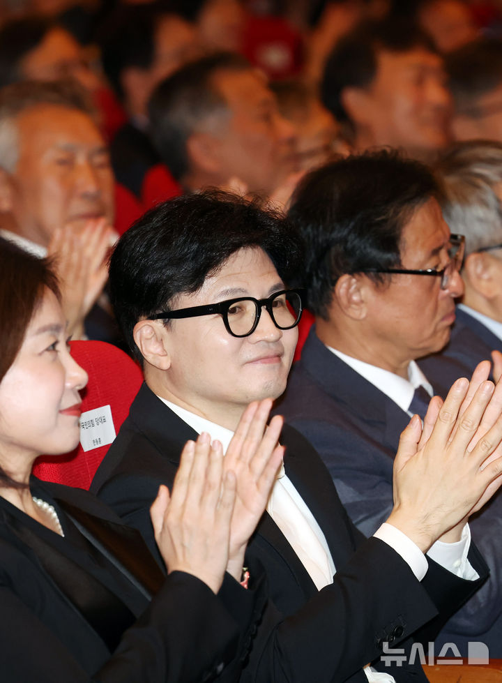 [부산=뉴시스] 하경민 기자 = 한동훈 국민의힘 대표가 16일 부산 연제구 부산시청 대강당에서 열린 제45주년 부마민주항쟁 기념식에 참석해 기념공연을 관람하고 있다. 2024.10.16. yulnetphoto@newsis.com