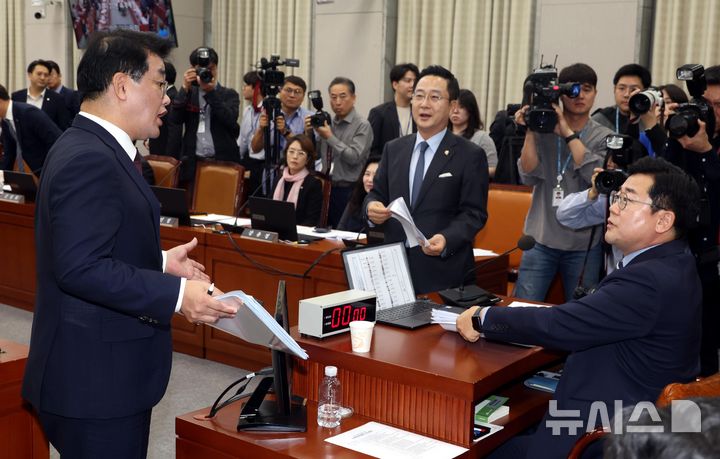 [서울=뉴시스] 조성봉 기자 = 배준영 국회 운영위 국민의힘 간사가 16일 오전 서울 여의도 국회에서 열린 운영위원회 전체회의에서 국정감사 증인 채택과 관련해 박찬대 국회 운영위원장과 박성준 더불어민주당 간사에게 항의를 하고 있다. 2024.10.16. suncho21@newsis.com