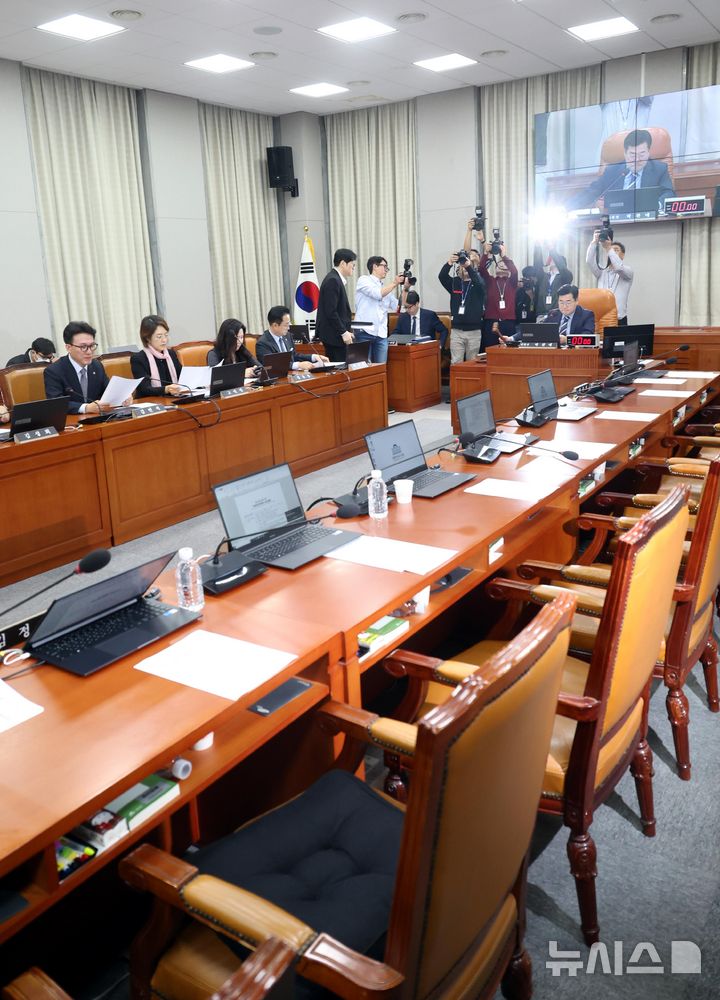 [서울=뉴시스] 조성봉 기자 = 박찬대 국회 운영위원장이 16일 오전 서울 여의도 국회에서 열린 운영위원회 전체회의에서 김건희 여사, 명태균 씨 등 국정감사 증인 채택 가결을 선언하고 있다. 2024.10.16. suncho21@newsis.com