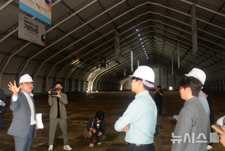 [전주=뉴시스] 김얼 기자 = 세계한인비즈니스대회를 앞둔 16일 한승용(왼쪽) 세계한인비즈니스대회 전북특별자치도 사무국장이 전북 전주시 전북대학교에서 기자들을 초청해 대회 전시장에 대한 설명을 하고 있다. 2024.10.16. pmkeul@newsis.com