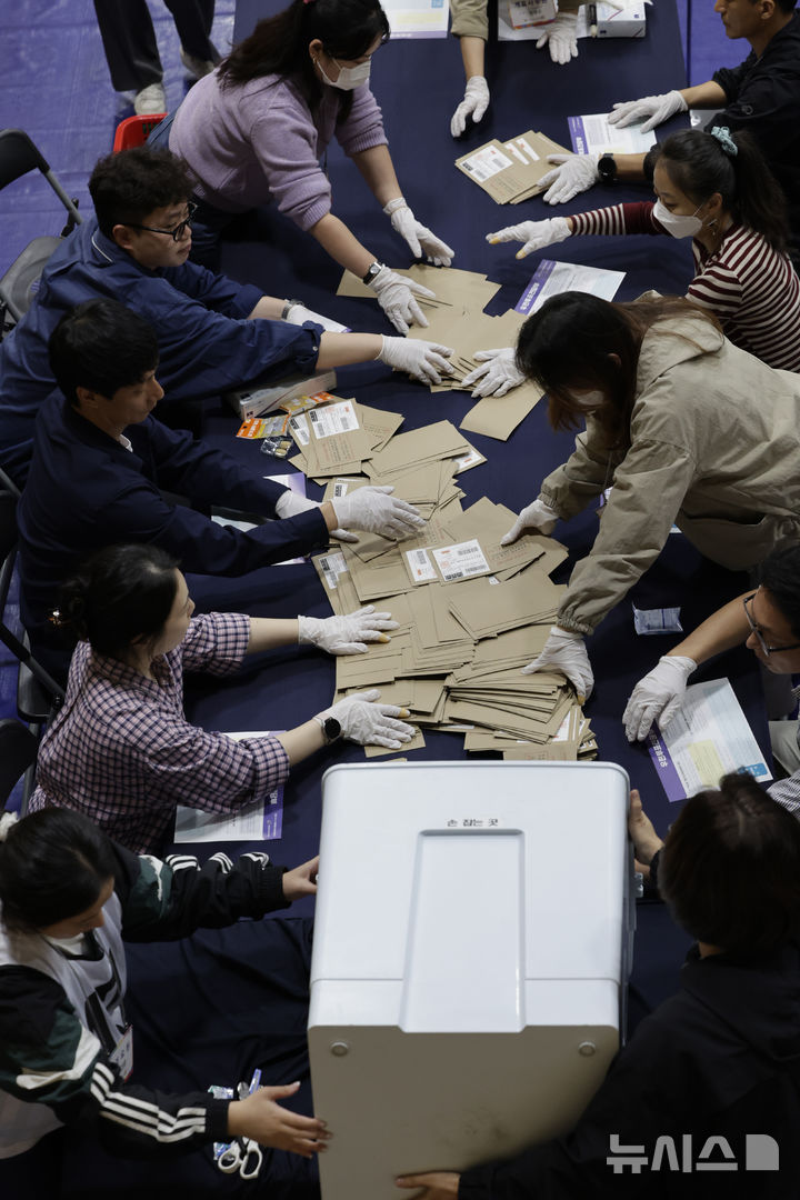 [서울=뉴시스] 최동준 기자 = 16일 서울 종로구 경기상업고등학교에 마련된 서울시교육감보궐선거 개표소에서 사무원들이 개표작업을 하고 있다. 2024.10.16. photocdj@newsis.com