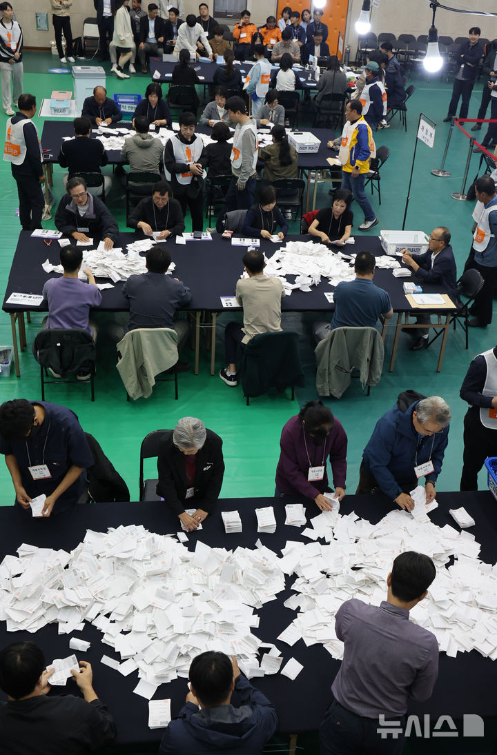 [인천=뉴시스] 전진환 기자 = 강화군수 보궐선거 개표가 시작된 16일 오후 인천 강화군 강화읍 강화문예회관에서 선거사무원들이 개표작업을 하고 있다. 2024.10.16. amin2@newsis.com