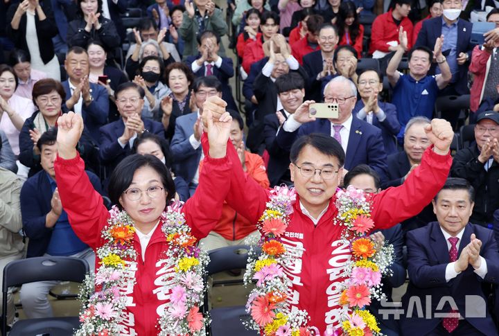 [부산=뉴시스] 하경민 기자 = 부산 금정구청장 보궐선거 윤일현 국민의힘 후보가 16일 금정구 자신의 선거사무소에서 당선이 유력해지자 아내 박외숙씨와 함께 환호하고 있다. 2024.10.16. yulnetphoto@newsis.com