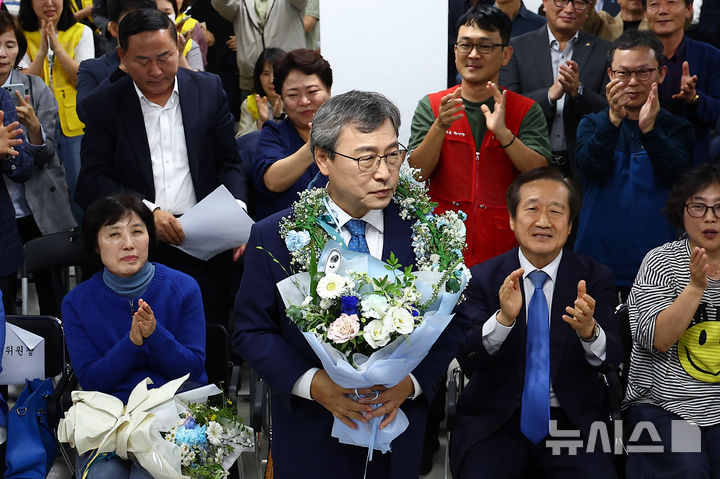 [서울=뉴시스] 김근수 기자 = 정근식 서울시교육감 보궐선거 후보가 16일 오후 서울 마포구 후보자 사무실에서 당선이 확실시되자 지지자에게 꽃다발을 받아들고 있다. 2024.10.16. ks@newsis.com