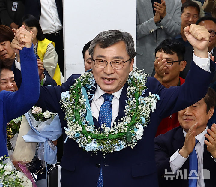 [서울=뉴시스] 김근수 기자 = 정근식 서울시교육감 보궐선거 후보가 지난 16일 오후 서울 마포구 후보자 사무실에서 당선이 확실시되자 당선 세리머니를 하고 있다. 2024.10.16. ks@newsis.com