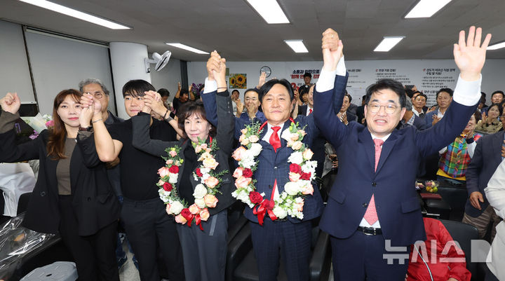 [인천=뉴시스] 전진환 기자 = 박용철 국민의힘 강화군수 보궐선거 후보가 10·16 재보궐선거가 끝난 16일 오후 인천 강화군 강화읍에 마련된 선거사무소에서 당선이 유력해지자 배준영 국회의원, 가족과 손을 잡고 환호하고 있다. 2024.10.16. amin2@newsis.com