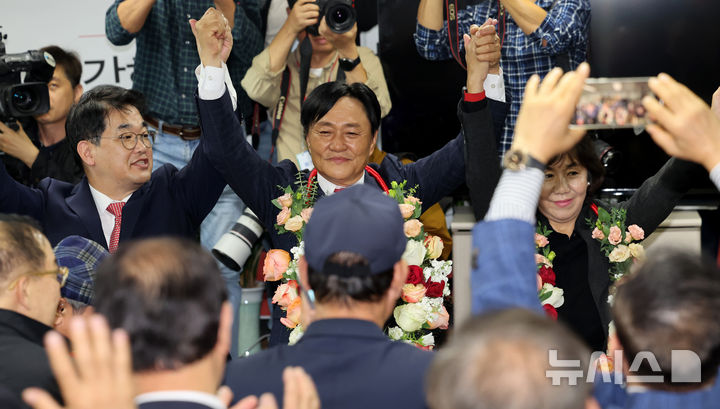 [인천=뉴시스] 전진환 기자 = 박용철 국민의힘 강화군수 보궐선거 후보가 10·16 재보궐선거가 끝난 16일 오후 인천 강화군 강화읍에 마련된 선거사무소에서 당선이 유력해지자 지지자들에게 인사하고 있다. 2024.10.16. amin2@newsis.com