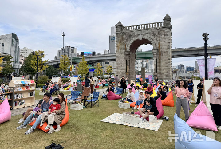 [서울=뉴시스]서울 서대문구는 오는 19∼20일과 다음 달 2∼3일 오전 11시부터 오후 6시까지 홍제폭포마당에서 '서대문 핫플에서 200% 즐기는 야외도서관-책 읽는 서대문'을 운영한다고 17일 밝혔다. (사진=서대문구 제공). 2024.10.17. photo@newsis.com 