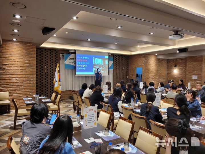 [안양=뉴시스] 안양 동안경찰서는 최근 '디지털 성범죄·사이버 도박 예방' 특강을 했다. (사진=동안 경찰서 제공). *재판매 및 DB 금지