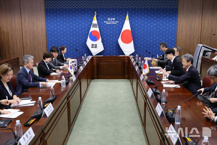 [서울=뉴시스] 배훈식 기자 = 김홍균 외교부 1차관과 오카노 마사타카 일본 외무성 사무차관이 17일 오전 서울 종로구 외교부에서 한일차관회담을 하고 있다. 2024.10.17. dahora83@newsis.com