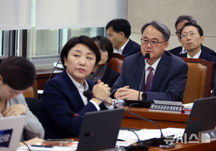 [서울=뉴시스] 고승민 기자 = 주영수 국립중앙의료원장이 17일 서울 여의도 국회에서 열린 보건복지위원회의 한국보건산업진흥원 등 국정감사에서 최보윤 국민의힘 의원 질의에 답하고 있다. 2024.10.17. kkssmm99@newsis.com