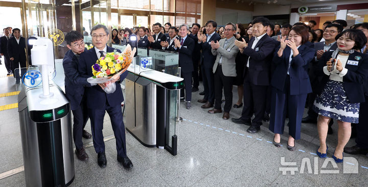 [서울=뉴시스] 홍효식 기자 = 정근식 서울시교육감 당선인이 17일 오전 서울 종로구 서울시교육청으로 출근하고 있다. 2024.10.17. yesphoto@newsis.com