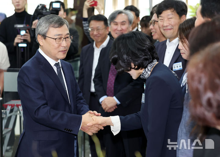 [서울=뉴시스] 홍효식 기자 = 정근식 서울시교육감 당선인이 17일 오전 서울 종로구 서울시교육청으로 출근해 직원들과 인사하고 있다. 2024.10.17. yesphoto@newsis.com