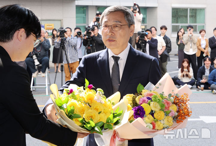 [서울=뉴시스] 홍효식 기자 = 정근식 서울시교육감 당선인이 17일 오전 서울 종로구 서울시교육청으로 출근해 직원에게 꽃다발을 받고 있다. (공동취재) 2024.10.17. photo@newsis.com