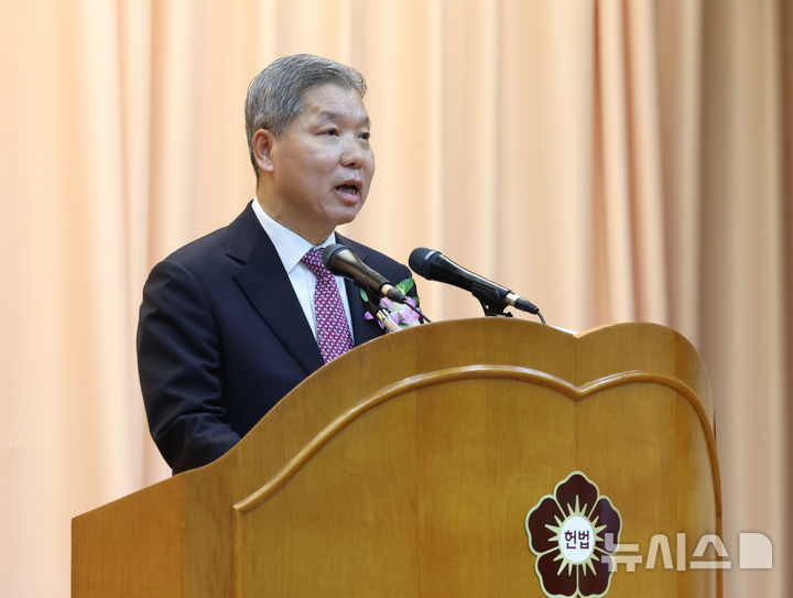 [서울=뉴시스] 김금보 기자 = 이영진 헌법재판관이 17일 헌법재판소에서 퇴임사를 하고 있다. 2024.10.17. kgb@newsis.com