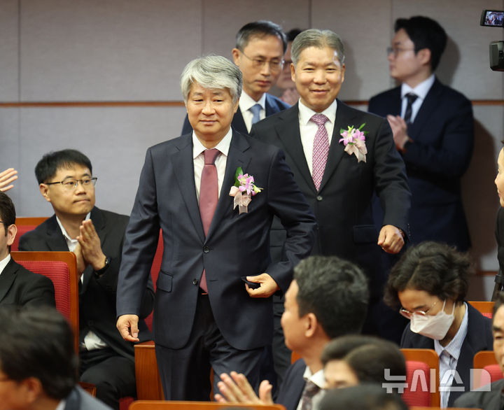 [서울=뉴시스] 김금보 기자 = 이종석 헌법재판소장, 이영진·김기영 헌법재판관이 17일 헌법재판소에서 열린 퇴임식에 입장하고 있다. 2024.10.17. kgb@newsis.com